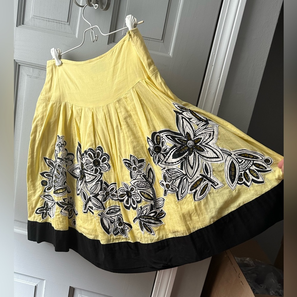 Basil & Maude boutique Yellow full skirt size 6 w/ flower embroidery. Side zip.